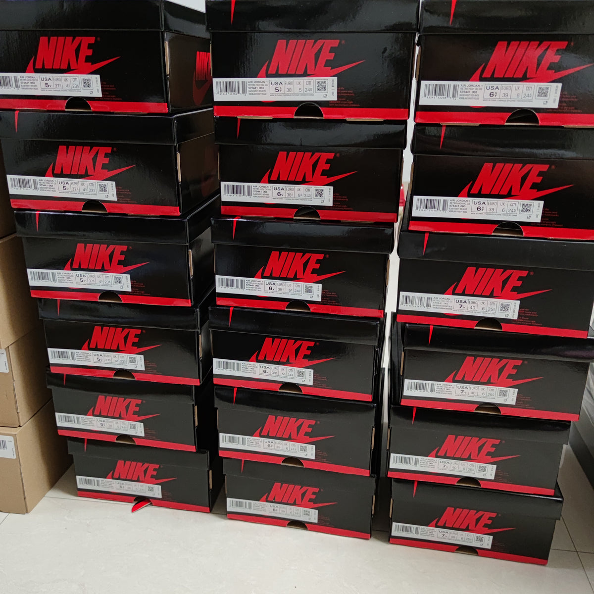 Nike x Jordan. Officially authorized shoes of the highest quality. Generally, it will be shipped within 1-3 days, and the tracking number will be provided to you by email the next day, express delivery will take about 3-10 days from Hong Kong.