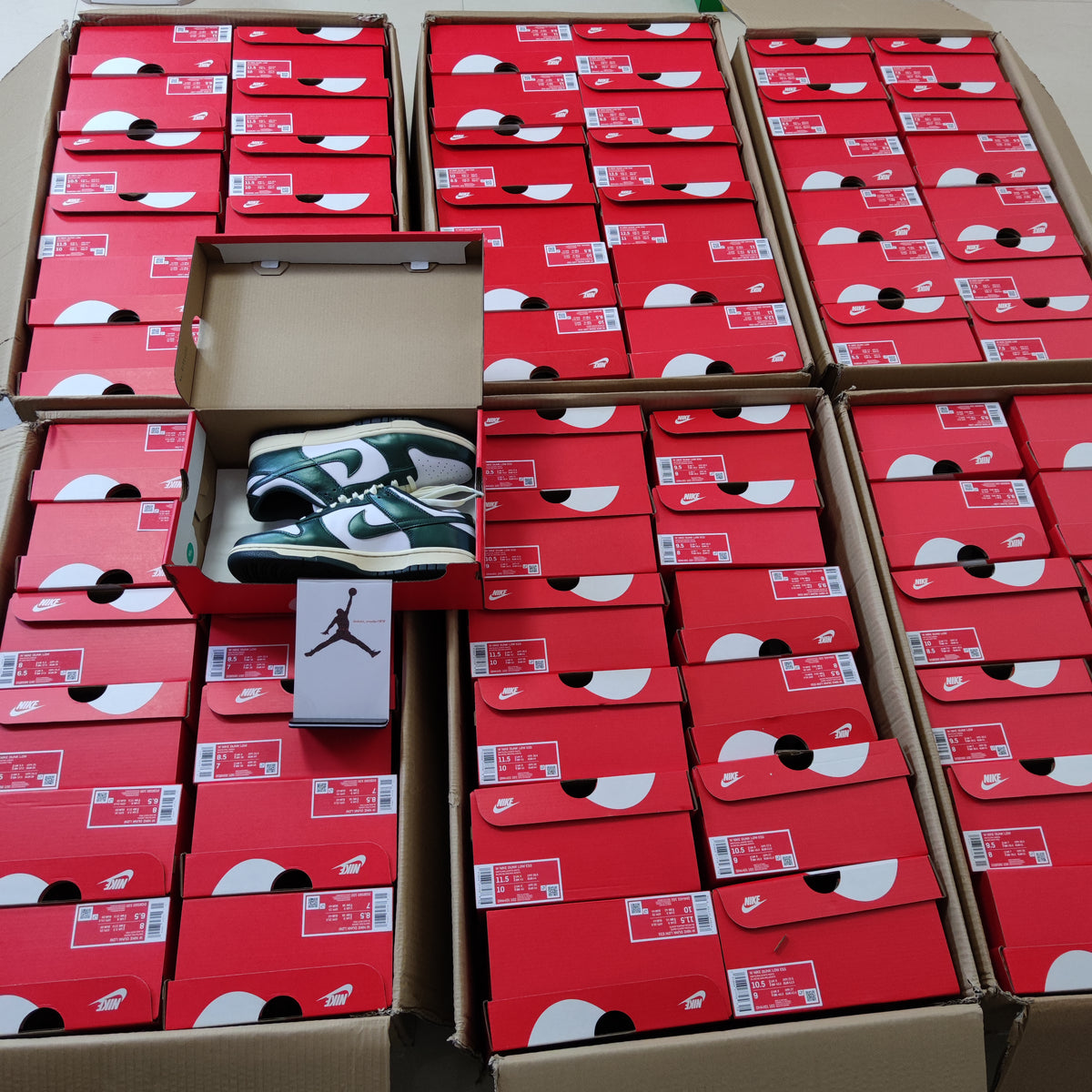 Nike x Jordan. Officially authorized shoes of the highest quality. Generally, it will be shipped within 1-3 days, and the tracking number will be provided to you by email the next day, express delivery will take about 3-10 days from Hong Kong.