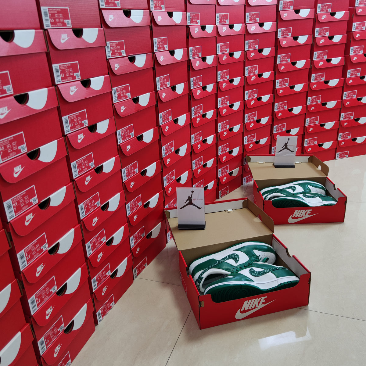 Nike x Jordan. Officially authorized shoes of the highest quality. Generally, it will be shipped within 1-3 days, and the tracking number will be provided to you by email the next day, express delivery will take about 3-10 days from Hong Kong.