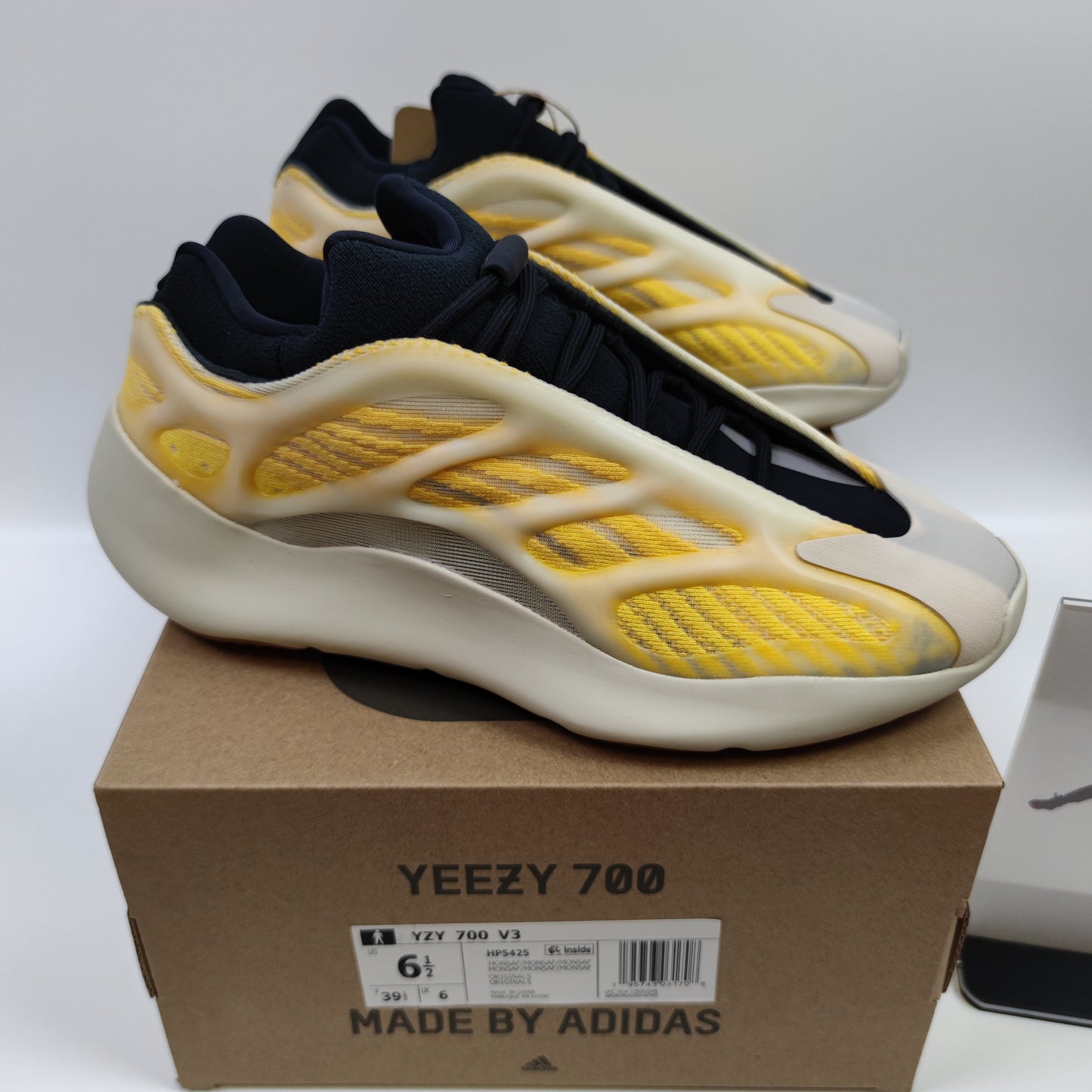 Adidas Originals Yeezy 700 V3 "Mono Safflower" HP5425 - Nike x Jordan