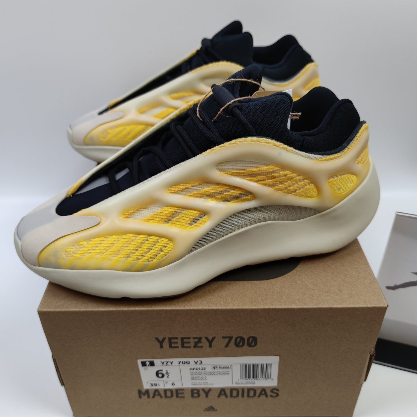 Adidas Originals Yeezy 700 V3 "Mono Safflower" HP5425 - Nike x Jordan