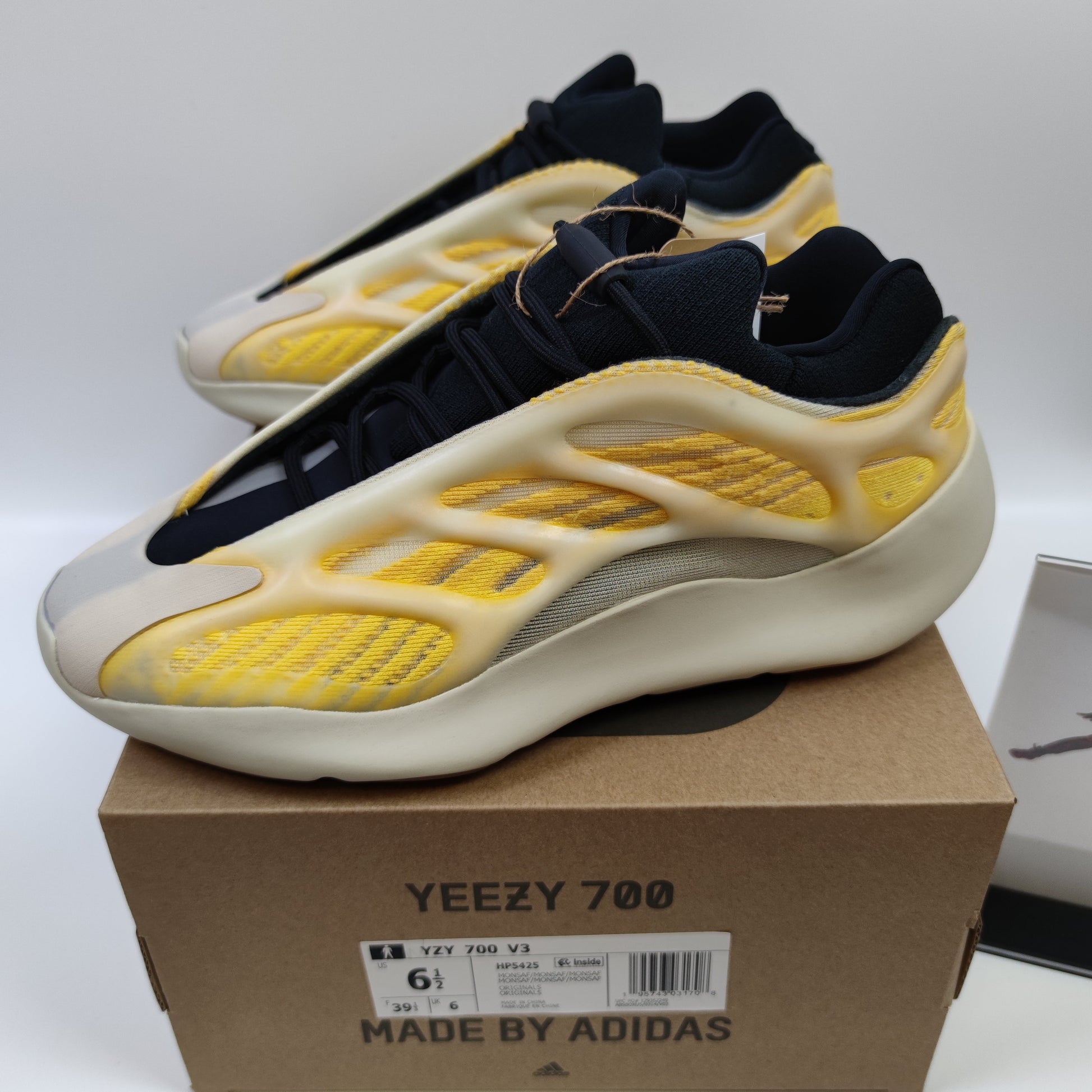 Adidas Originals Yeezy 700 V3 "Mono Safflower" HP5425 - Nike x Jordan