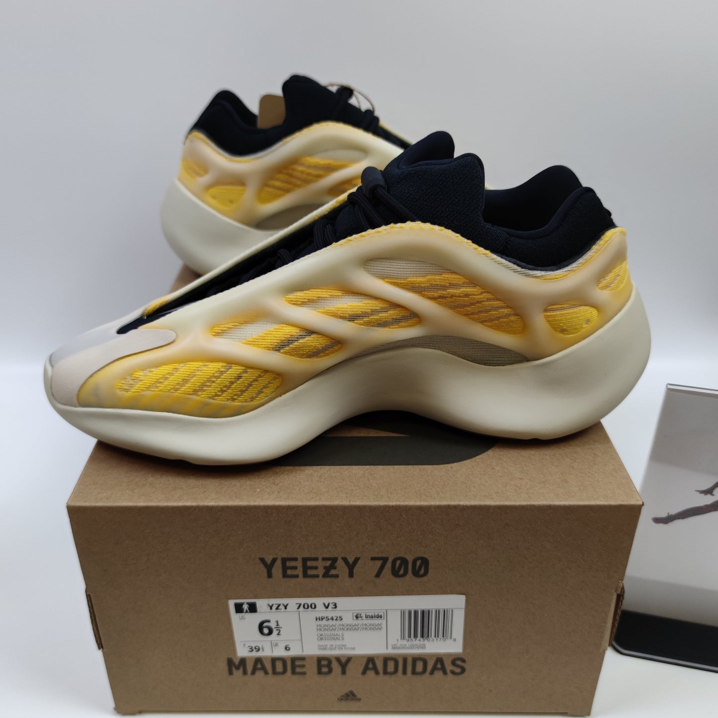 Adidas Originals Yeezy 700 V3 "Mono Safflower" HP5425 - Nike x Jordan