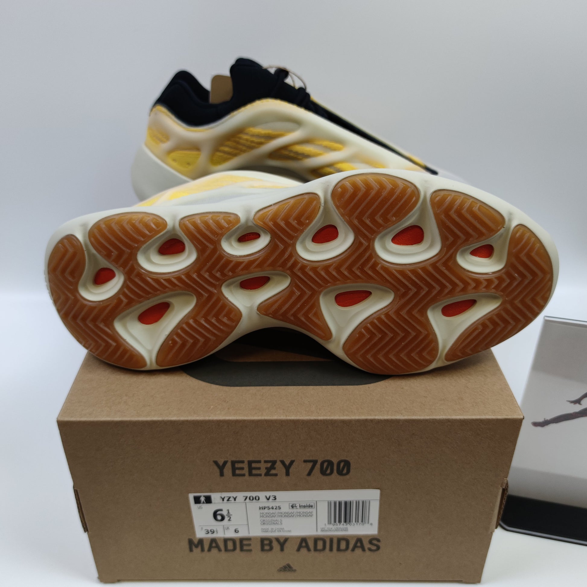 Adidas Originals Yeezy 700 V3 "Mono Safflower" HP5425 - Nike x Jordan