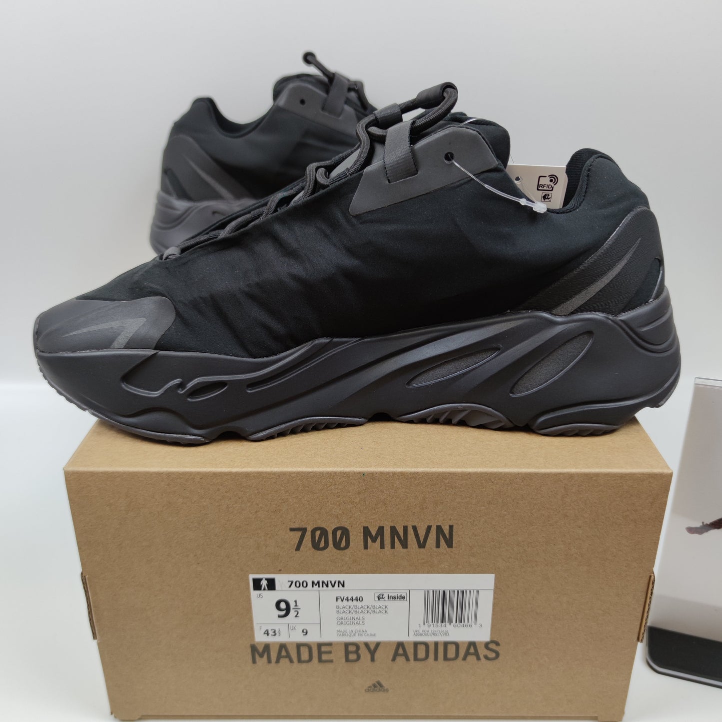 Adidas Originals Yeezy Boost 700 MNVN FV4440 - Nike x Jordan