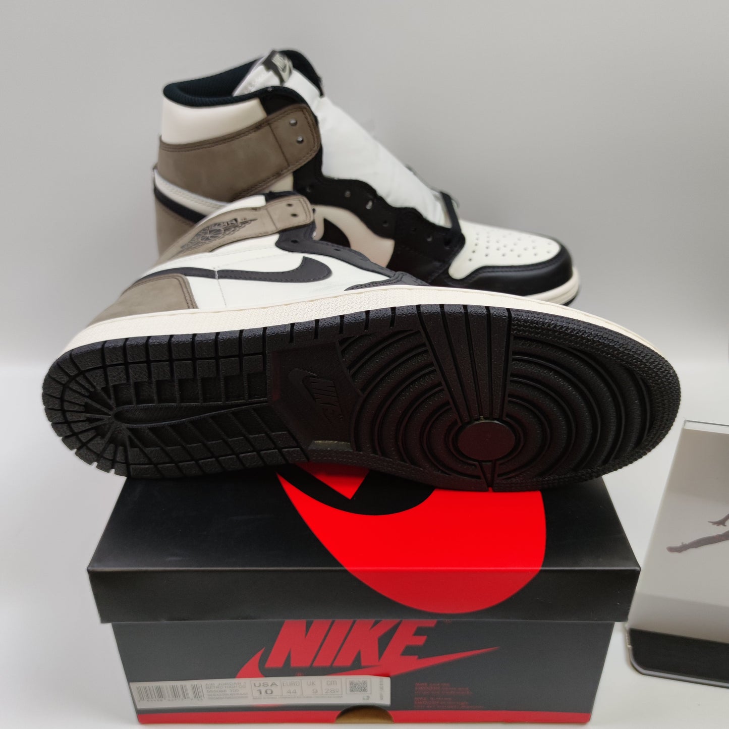 Air Jordan 1 Retro High OG "Dark Mocha" 555088-105 - Nike x Jordan