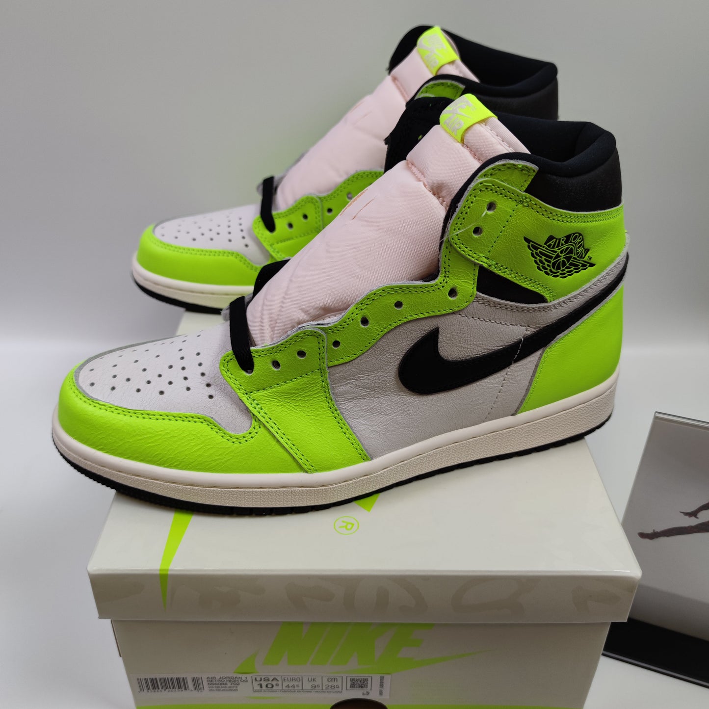 Air Jordan 1 Retro High OG "Volt" 555088-702 - Nike x Jordan