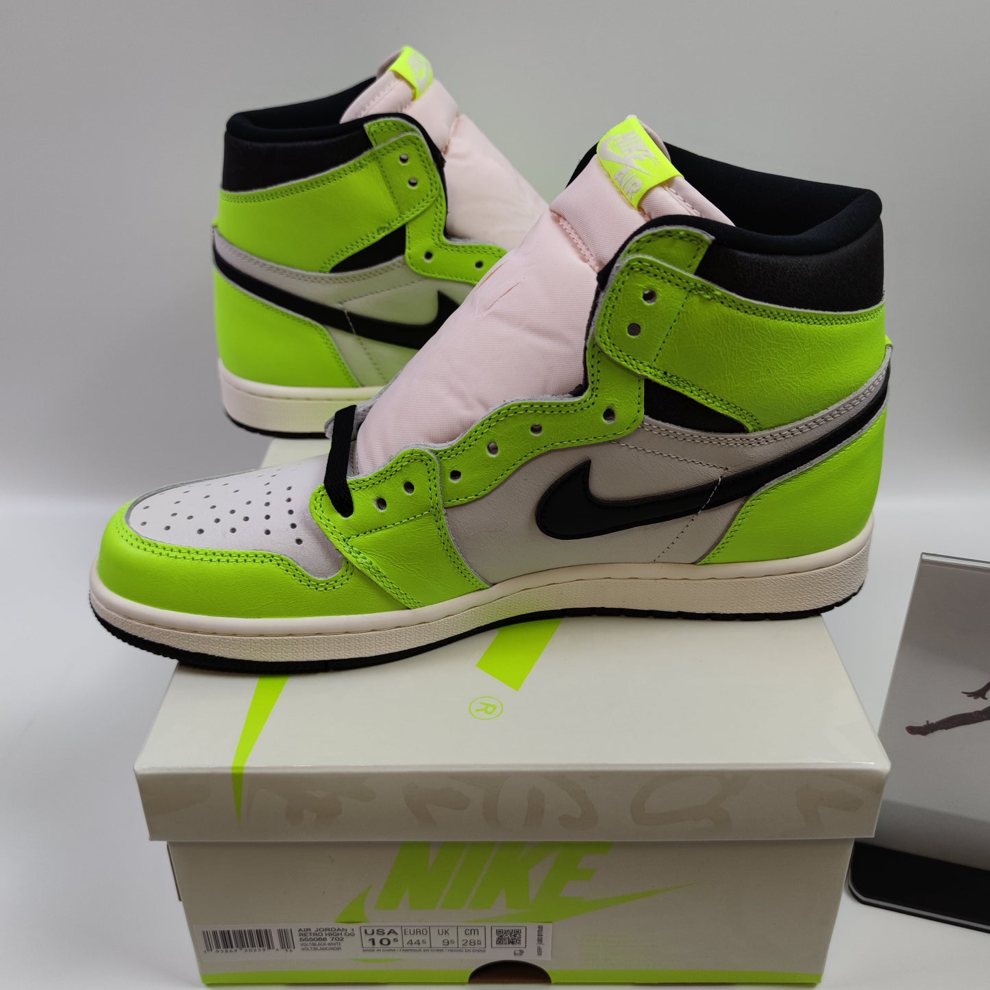 Air Jordan 1 Retro High OG "Volt" 555088-702 - Nike x Jordan
